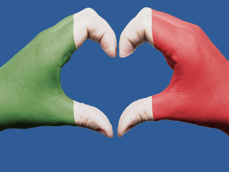 Mani dipinte con il tricolore italiano formano un cuore