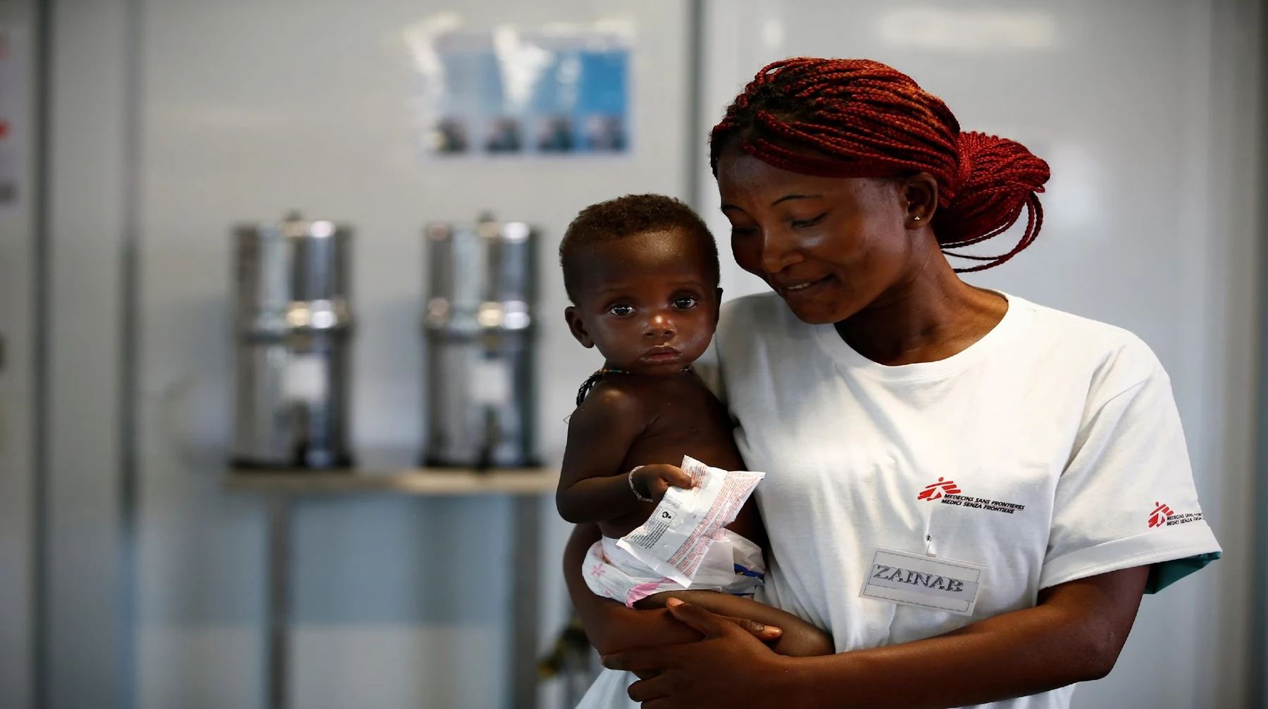 Operatrice di Medici Senza Frontiere con un bambino