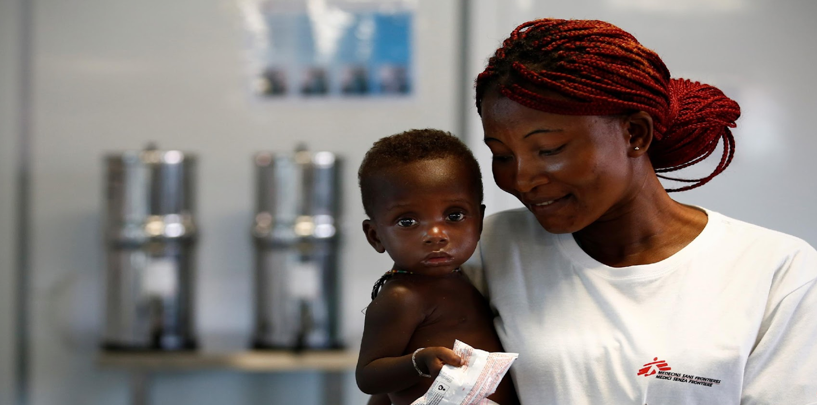 Operatrice di Medici Senza Frontiere con un bambino