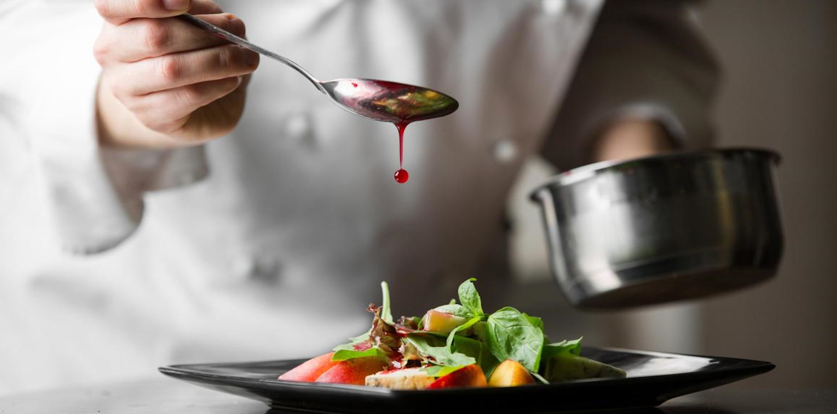 Chef durante la preparazione di un piatto