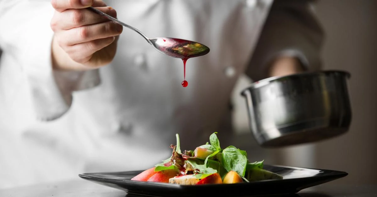 Chef impegnato nella preparazione di un piatto